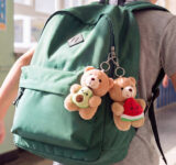 Osito con llavero en una mochila infantil