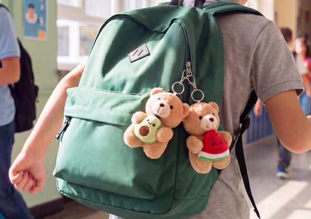 Osito con llavero en una mochila infantil
