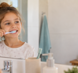 Una niña cepillándose los dientes